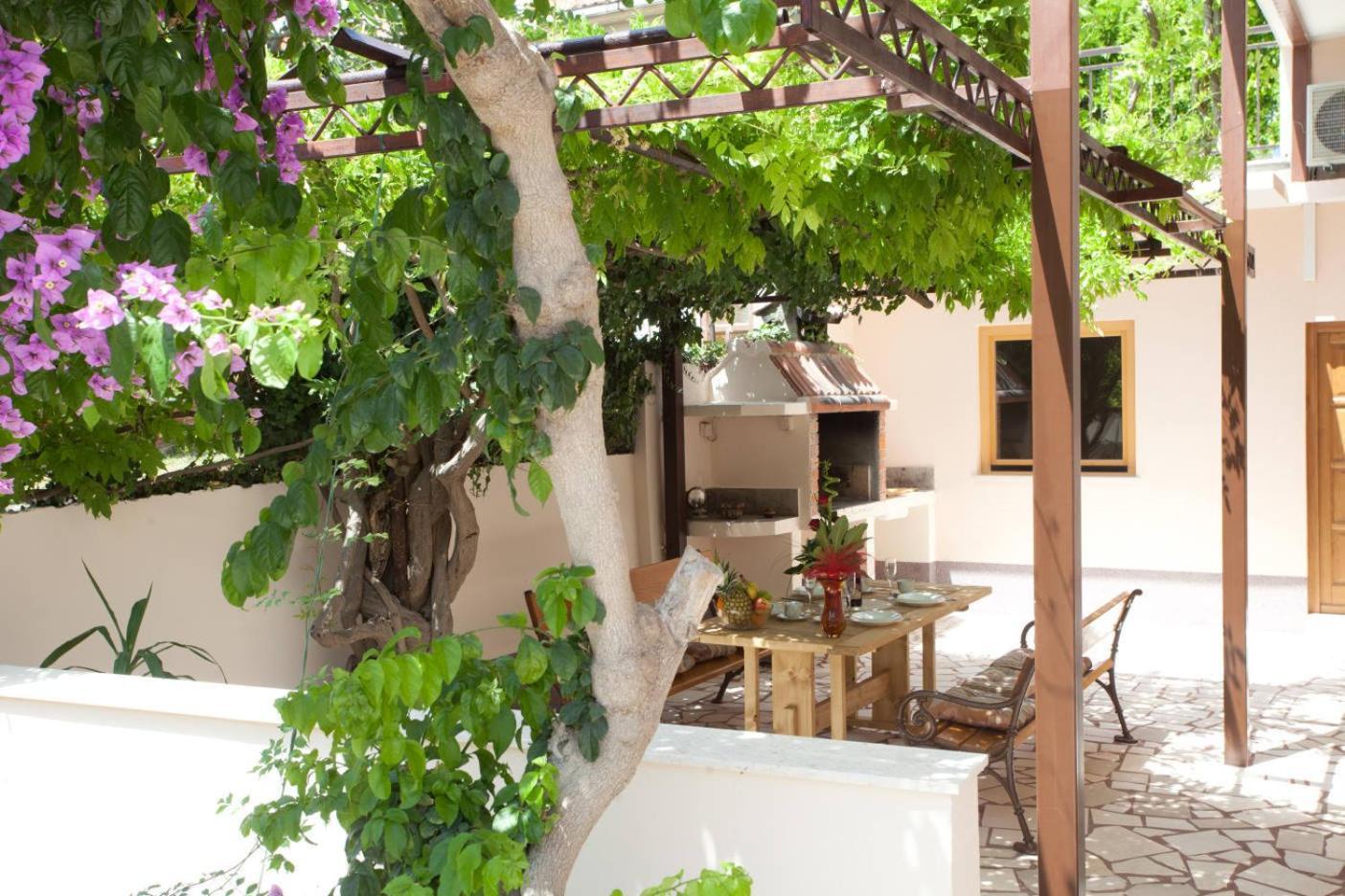 Apartments Beautiful Sandy Beach Split Exterior photo